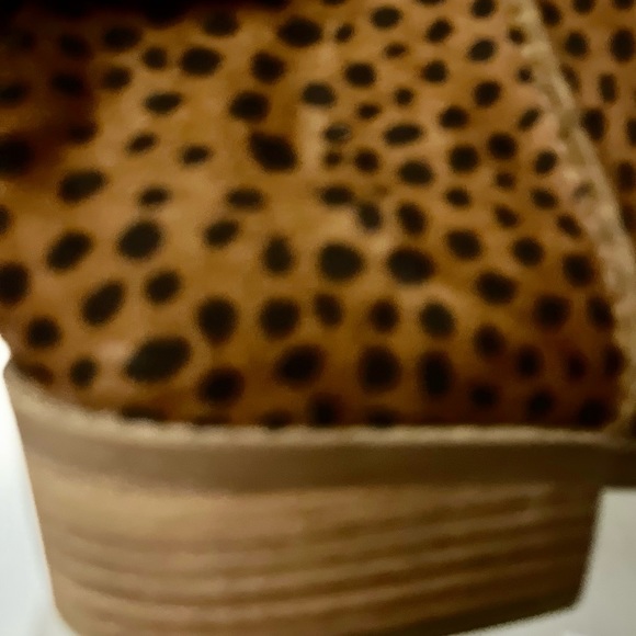 Faux leopard ankle boots in size 9.5. - Picture 3 of 8